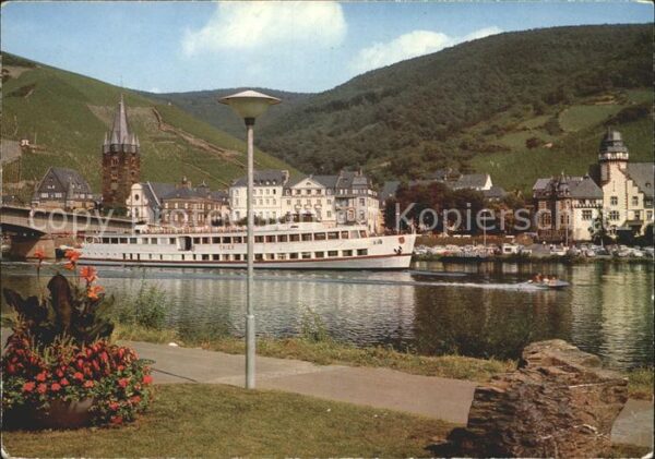 Bernkastel-Kues Partie an der Mosel mit Motorschiff Tri