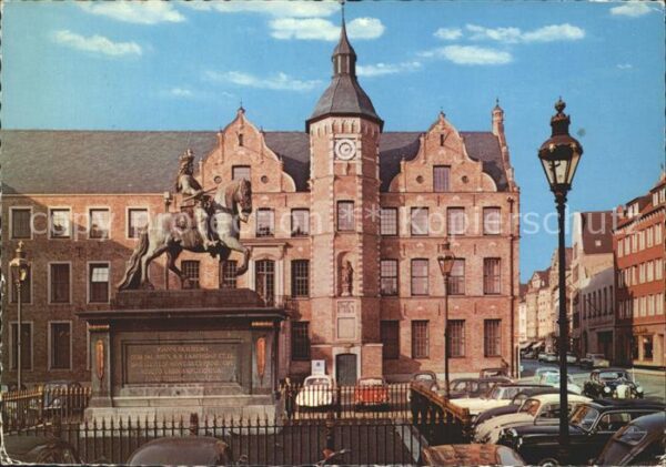 Duesseldorf Rathaus mit Jan Wellem Denkmal