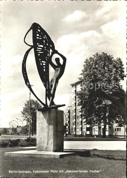 Spandau Falkenseer Platz mit Netzwerfender Fisc