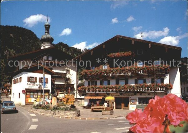 Reit Winkl Dorfplatz mit Rathaus