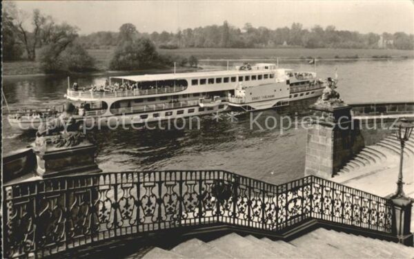 Pillnitz Am Schloss Pillnitz mit Dampfer Ernst T