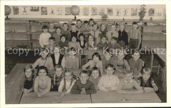 Schule School Ecole Escuela Scuola-- Schüler Klassenzimmer Gruppenfoto