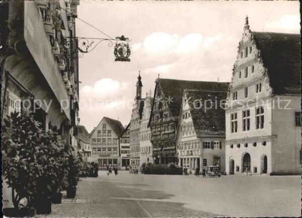 Dinkelsbuehl Weinmarkt mit Deutsches Haus