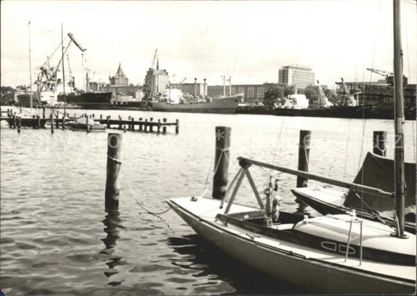 Rostock Blick auf die Stadt Segelboot