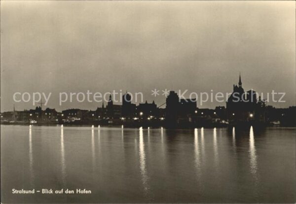 Stralsund Mecklenburg Vorpommern Blick auf den Hafen bei Nacht