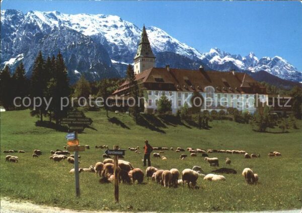 Elmau Schloss mit Schafherde Wettersteingebir