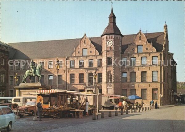 Duesseldorf Rathaus mit Jan Wellem Denkmal