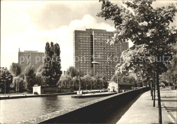 Berlin Hochhäuser am Fischerkietz mit Schleuse