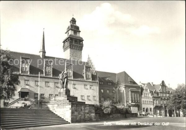 Zeitz Rathaus mit Denkmal der OdF