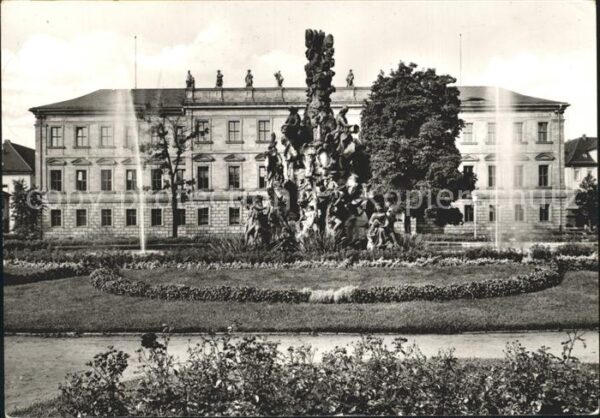 Erlangen Hugenottenbrunnen und Schloss