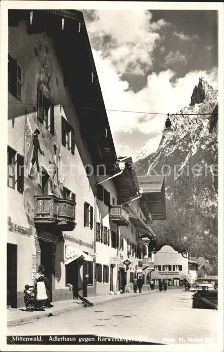 Mittenwald Bayern Adlerhaus gegen Karwendelgebirge Serie
