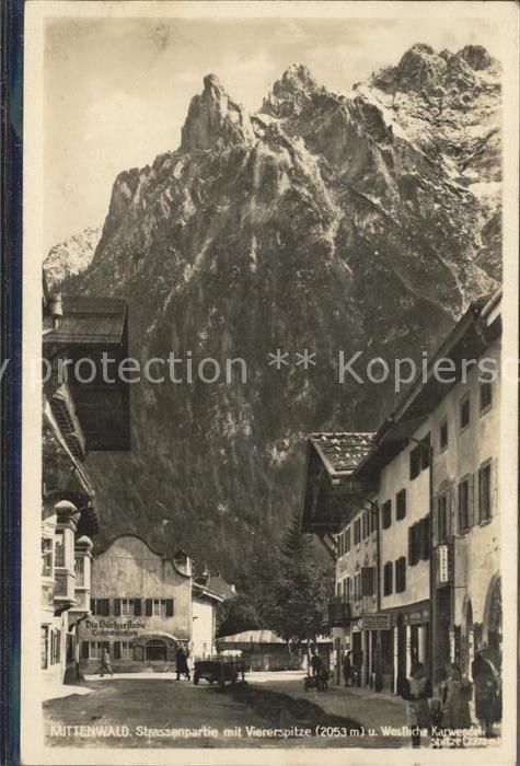 Mittenwald Bayern Strassenpartie mit Viererspitze Karwend