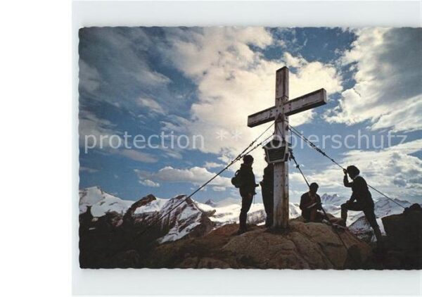 Kitzsteinhorn Bergsteiger am Gipfelkreuz mit Grossglo