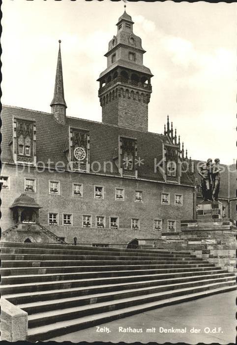 Zeitz Rathaus mit Denkmal der O.d.F.
