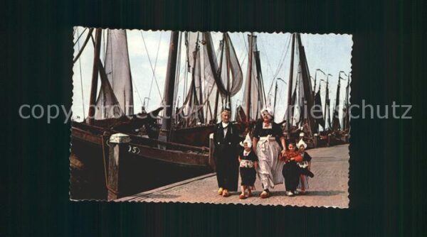 Volendam Damen in Tracht am Hafen