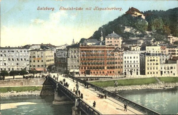 Salzburg Oesterreich Staatsbrücke mit Kapuzinerberg