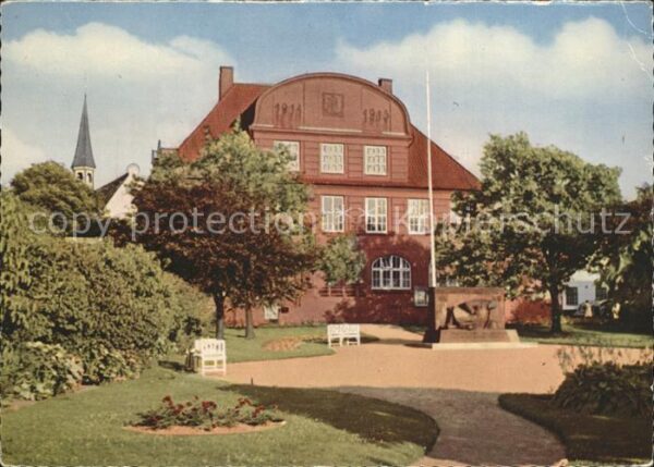 Buesum Nordseebad Rathaus mit Ehrenmal und Kirche
