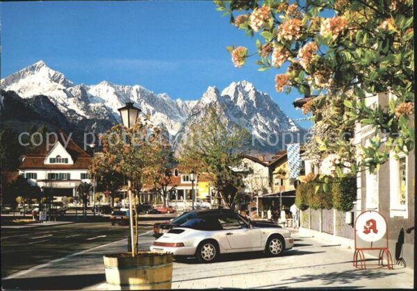 Garmisch-Partenkirchen Marienplatz mit Zugspitze