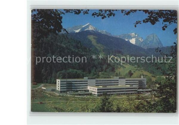 Garmisch-Partenkirchen Kreiskrankenhaus mit Zugspitzgruppe