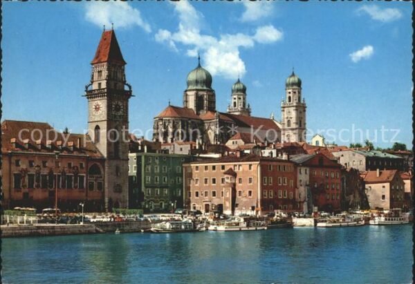 Passau Donaupartie mit Rathaus und Dom