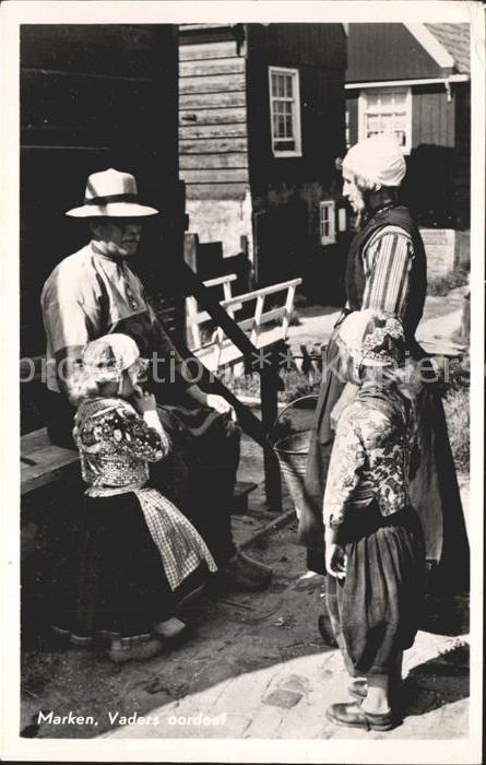 Marken Familie in Tracht