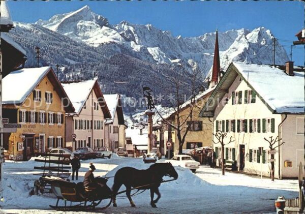 Garmisch-Partenkirchen Floriansplatz mit Zugspitzgruppe Pferde