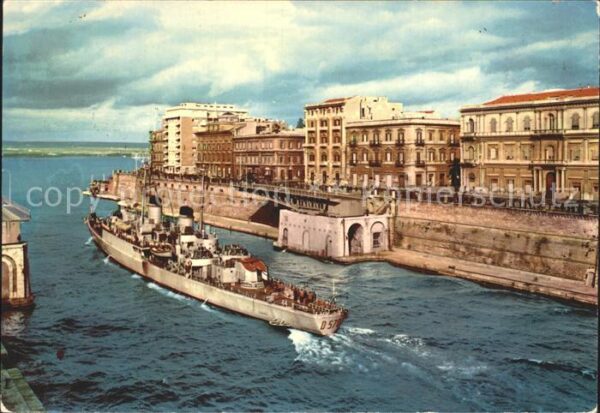 Taranto Nuovo Ponte girevole aperto con passagi