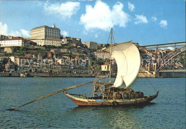 Porto Portugal Rio Douro Vista do Porto e barco Rabelo