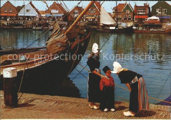 Volendam Trachten Partie am Hafen Segelschiff