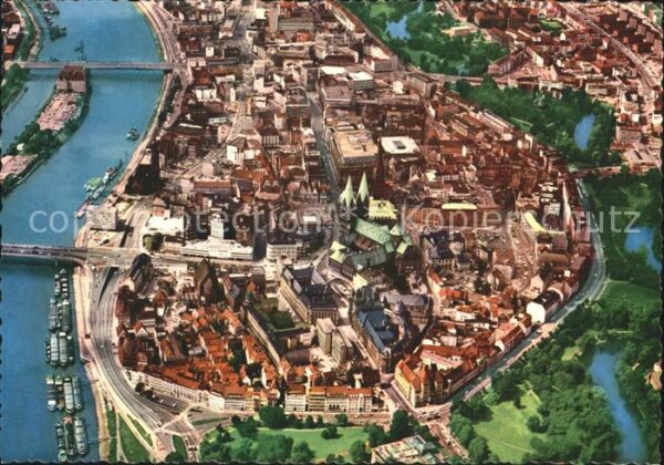 Bremen City mit Dom und Weser Fliegeraufnahme