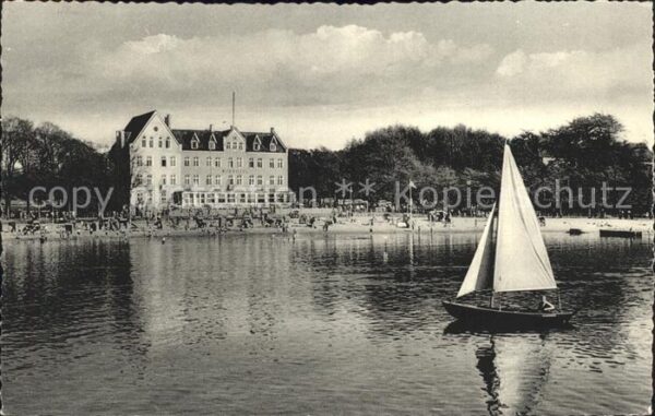 Gluecksburg Ostseebad Strandbad vor dem Kurhotel Segelboot