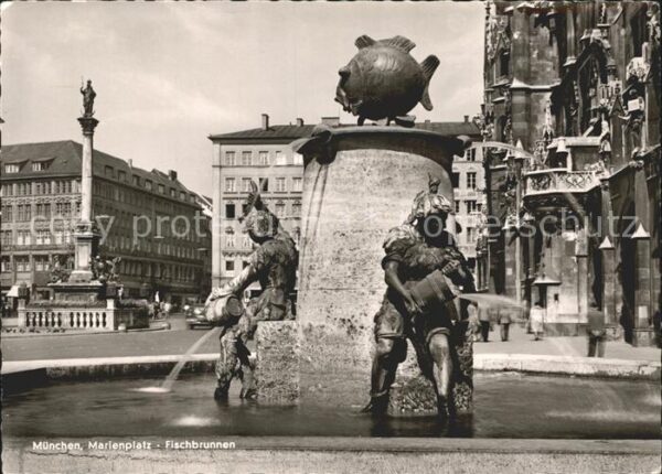 Muenchen Marienplatz Fischbrunnen