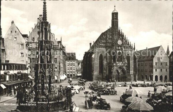 Nuernberg Marktplatz Frauenkirche Brunnen