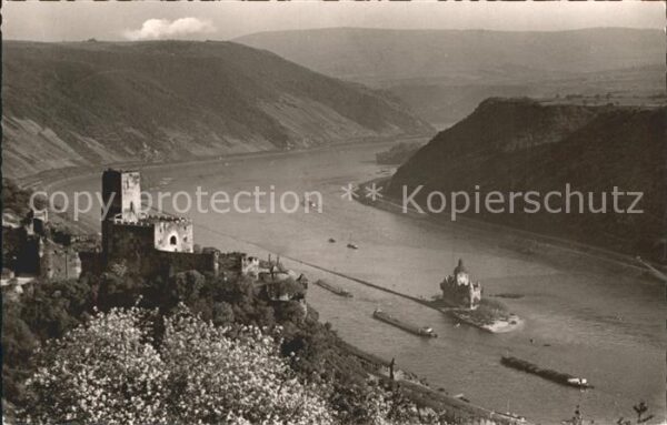 Kaub Rheinpartie mit Burg Gutenfels und Pfal