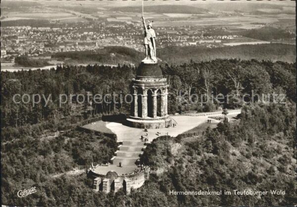 Hermannsdenkmal im Teutoburger Wald Fliegeraufnahme