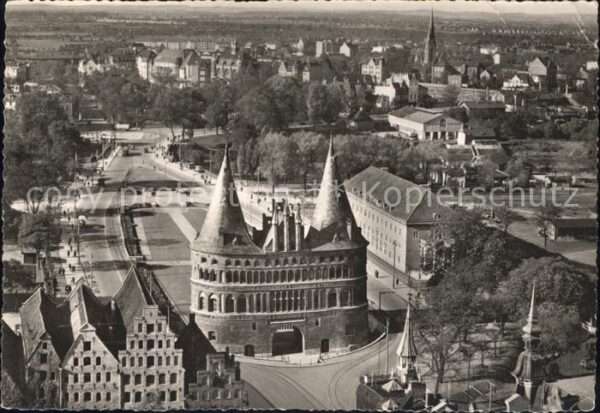 Luebeck Holstentor von Petri-Kirchturm