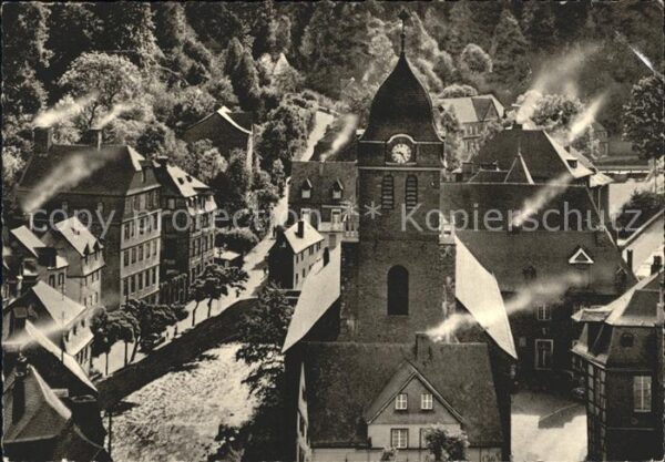 Monschau Altstadt im Winter Au-Kirche rauchende