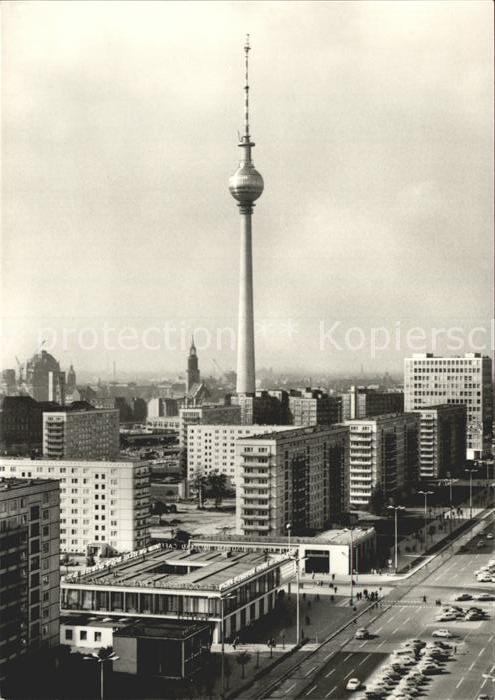 Berlin Karl Marx Allee mit Fernsehturm