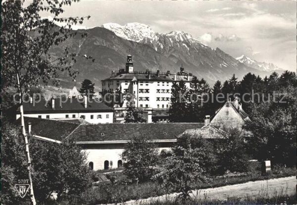 Innsbruck Schloss Amras mit Bettelwurf Alpen