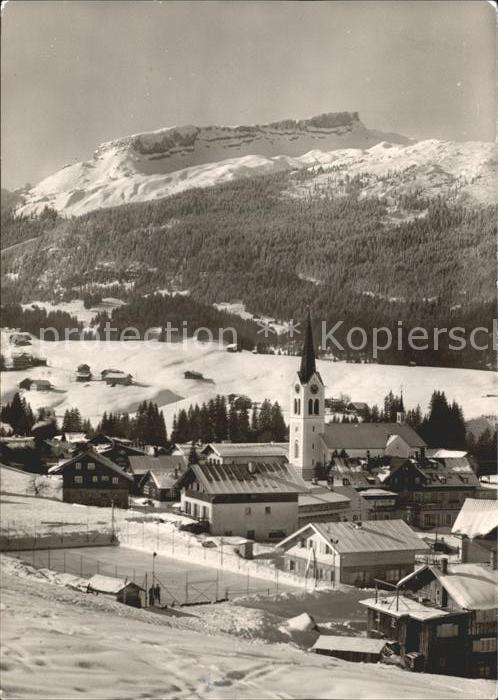 Riezlern Kleinwalsertal Vorarlberg Ortsansicht mit Kirche Eisplatz Hoch If