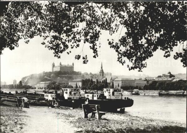 Bratislava Pressburg Pozsony Blick über die Donau zur Burg Dampfer
