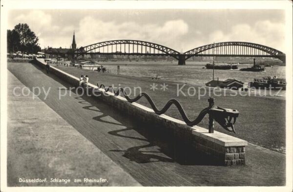 Duesseldorf Schlange am Rheinufer Brücke