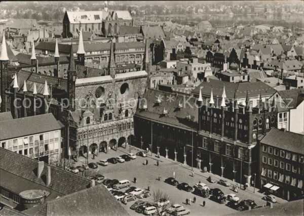 Luebeck Marktplatz mit Rathaus und Katharinenki