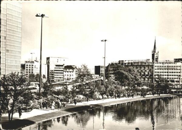 Duesseldorf Hofgarten Partie mit Auto Hochstrasse