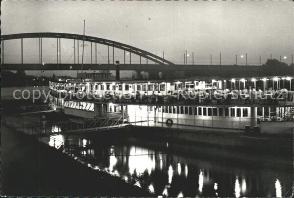 Szeged Brückenpartie mit Schiff bei Nacht