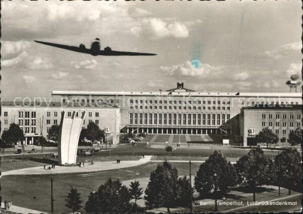 Berlin Flughafen Tempelhof mit Luftbrückendenk