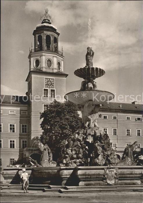 Salzburg Oesterreich Residenzbrunnen Glockenspiel