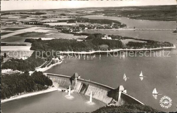 Moehnetalsperre Stausee mit Staumauer Fliegeraufnahme