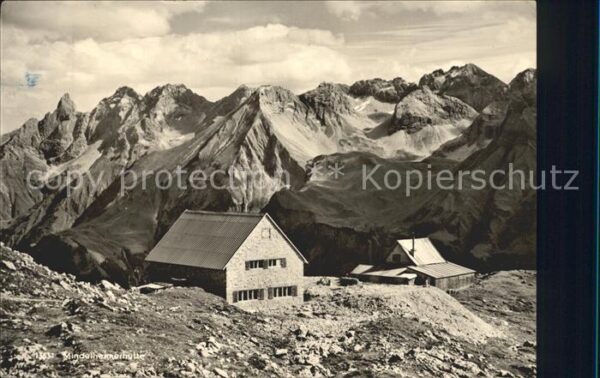 Mindelheimerhuette mit Allgäuer Hauptkamm