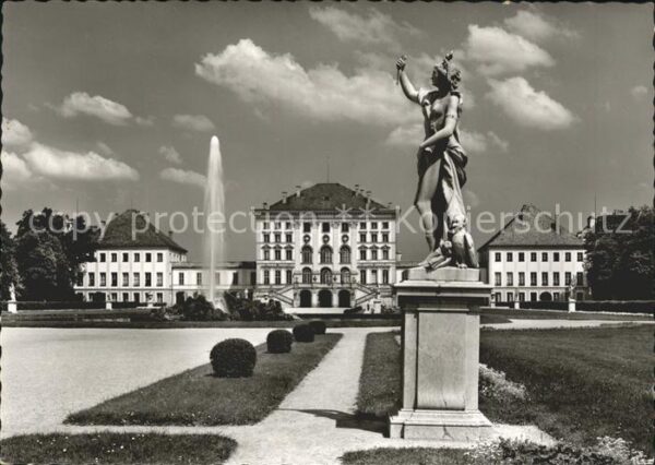 Muenchen Schloss Nymphenburg Fontäne Statue